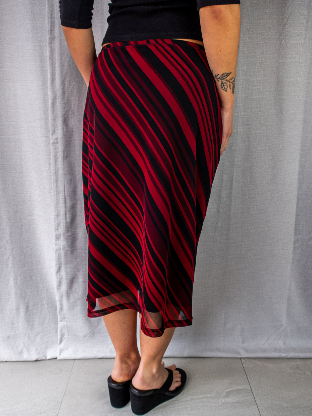Y2K Sussan Midi Skirt – Red Stripe – Size M